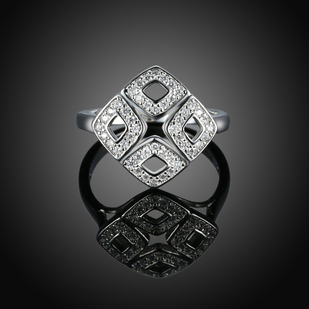 Sølv ring med mønster i rhombe form med zirconia. - Urma.dk