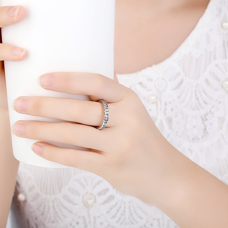 Sølv ring med zirconia stene på række - Urma.dk