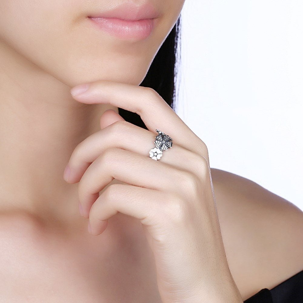 Sølvring med blomster og emalje - Urma.dk