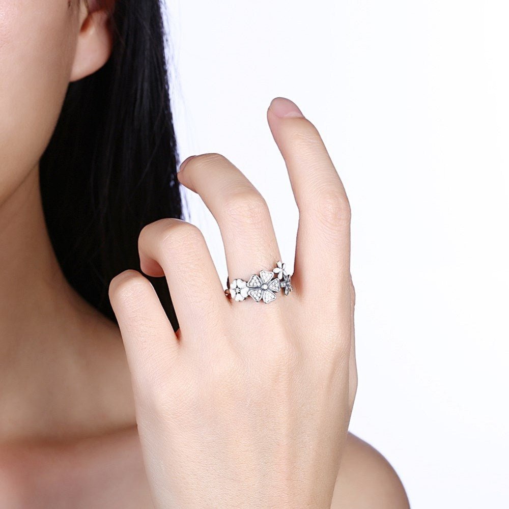 Sølvring med blomster og emalje - Urma.dk