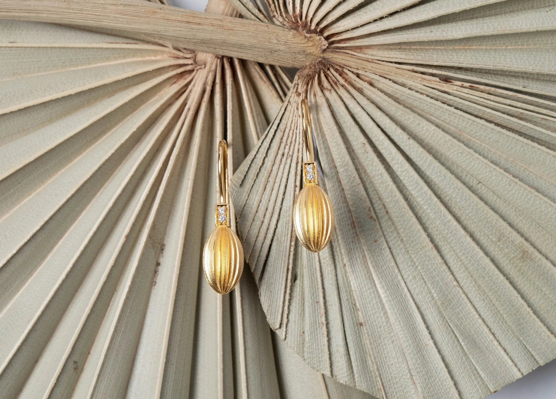 Sterling sølv ørehænger, fg mat, hvid topas 0,04ct - Urma.dk