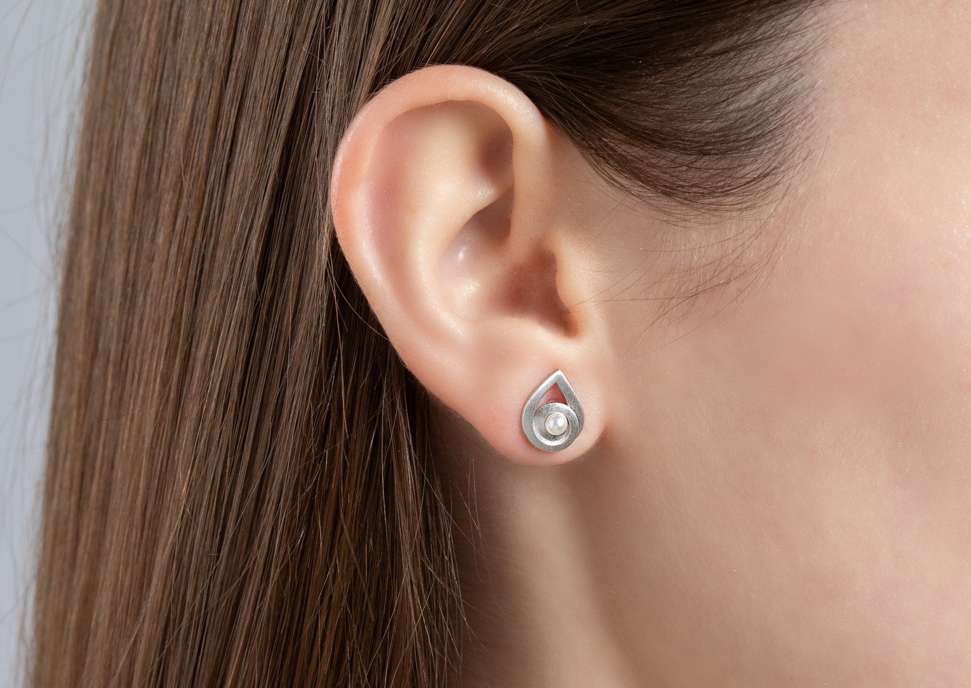 Sterling sølv ørehænger, mat rho., kulturperle 0,57 ct - Urma.dk