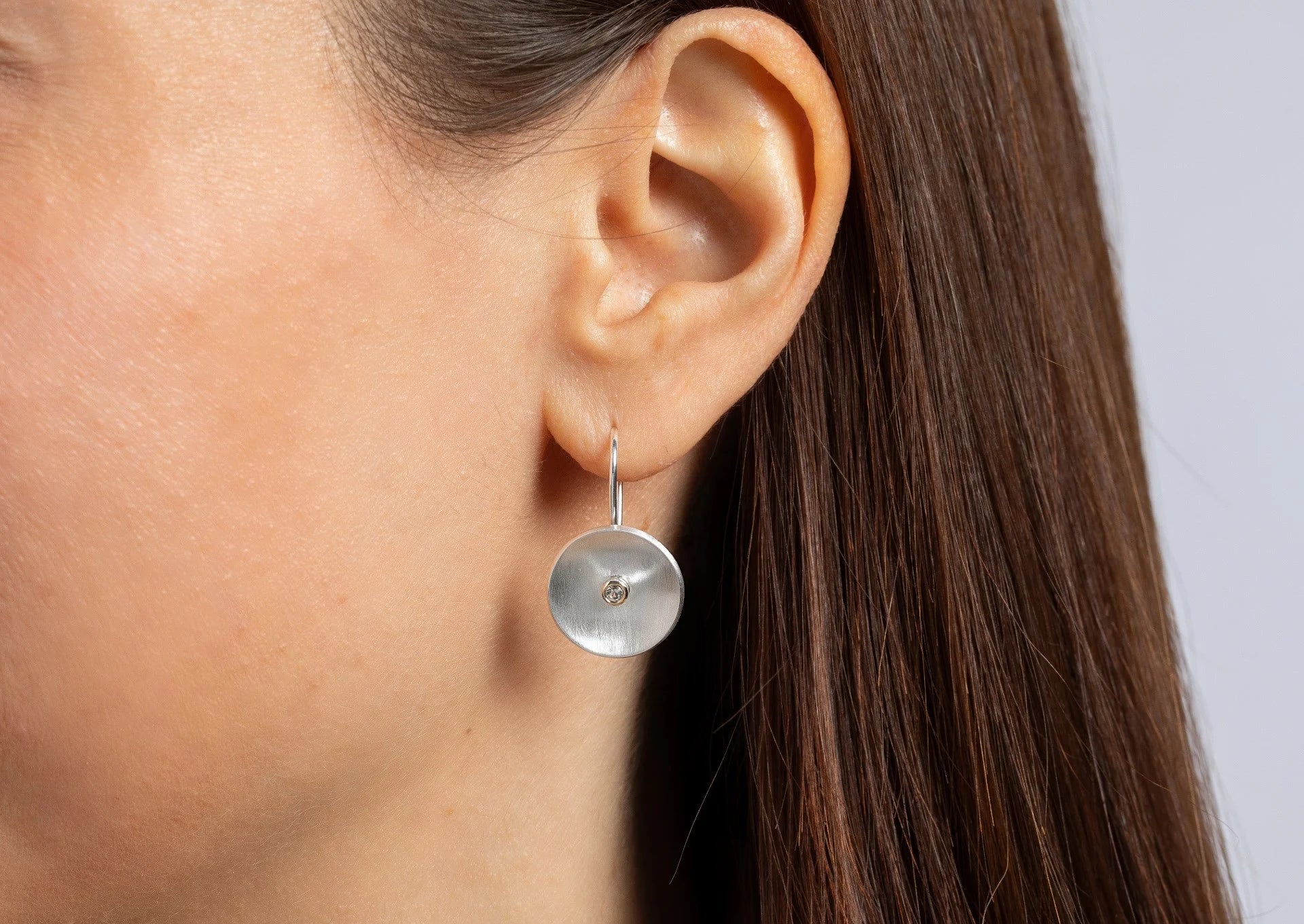 Sterling sølv øreringe, fg 14K mat., hvid topas 0,07ct - Urma.dk