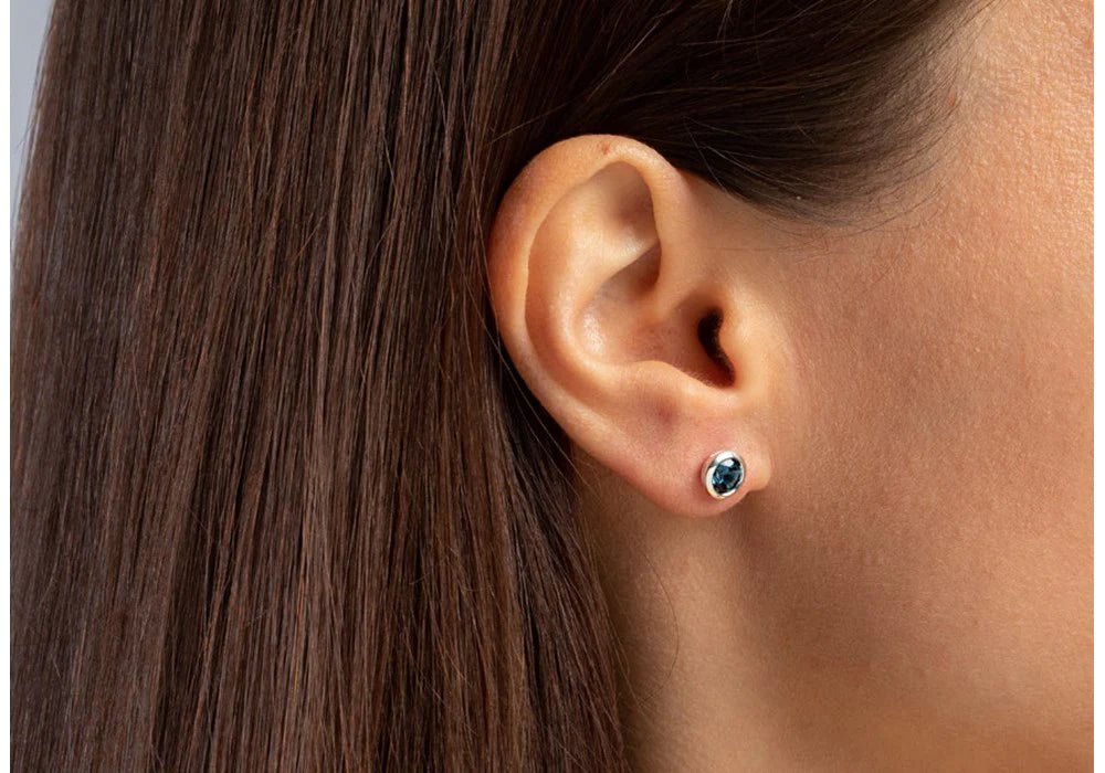 Sterling sølv Ørestikker blank, topas London Blue 1.24ct - Urma.dk