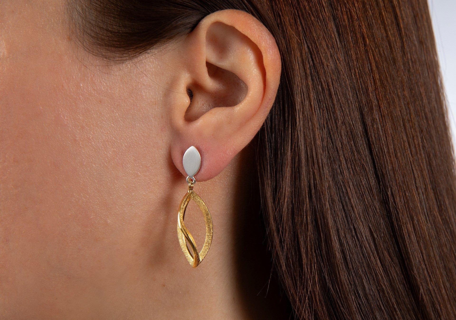 Sterling sølv Ørestikker, delvis fg. mat/børstet mat - Urma.dk