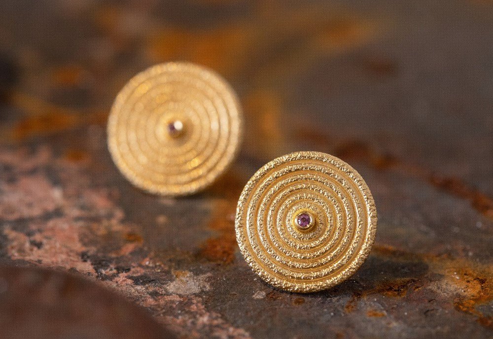 Sterling sølv Ørestikker, mat/børstet fg, rhodolit 0,04ct - Urma.dk