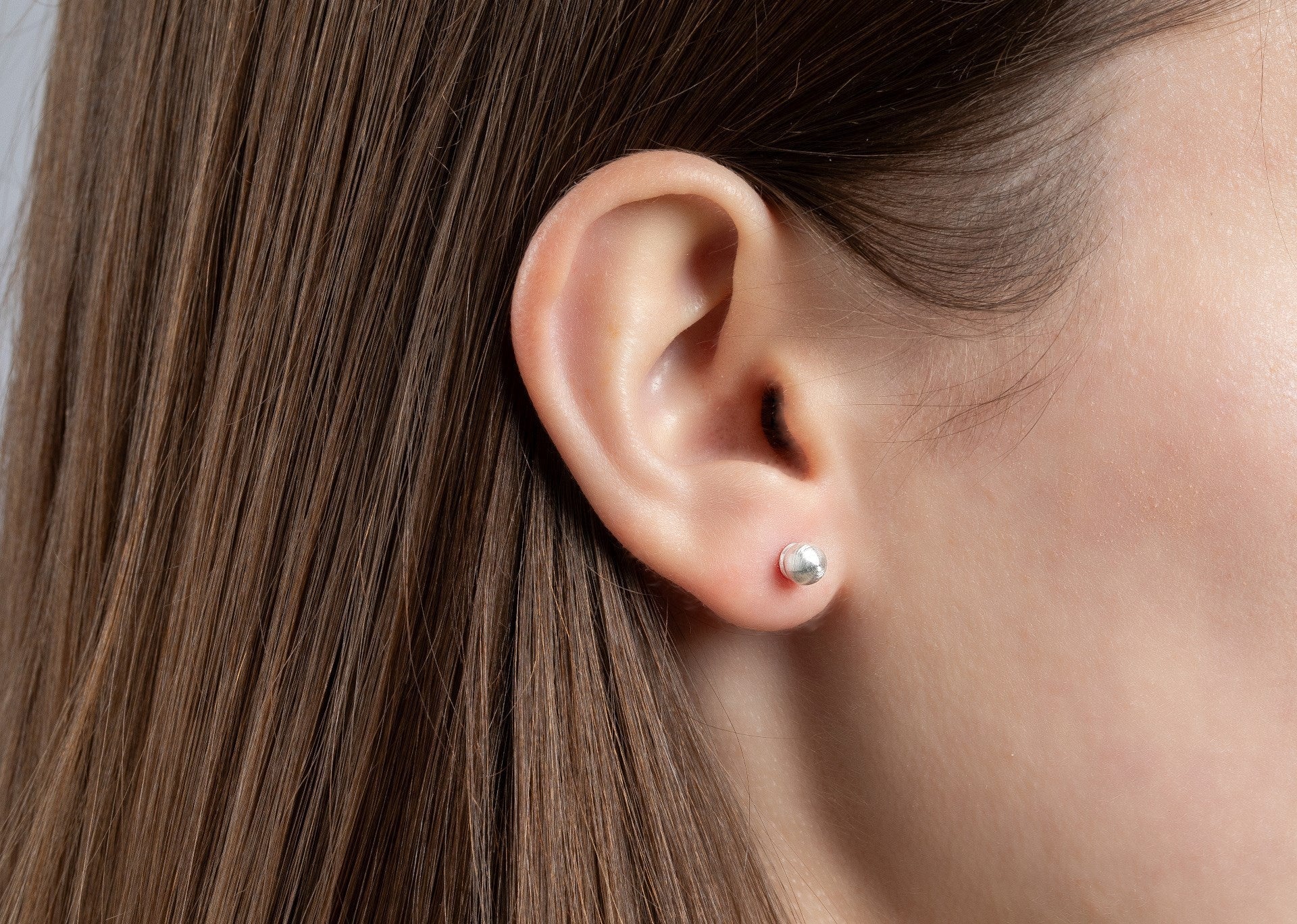 Sterling sølv Ørestikker "small ball" mat - Urma.dk