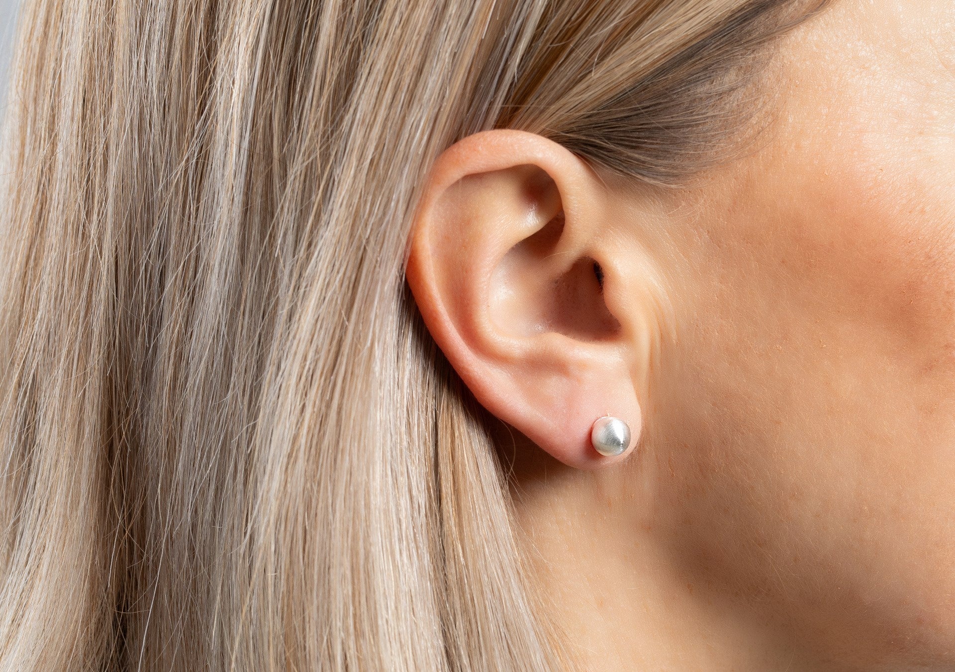 Sterling sølv Ørestikker "stor kugle" mat - Urma.dk