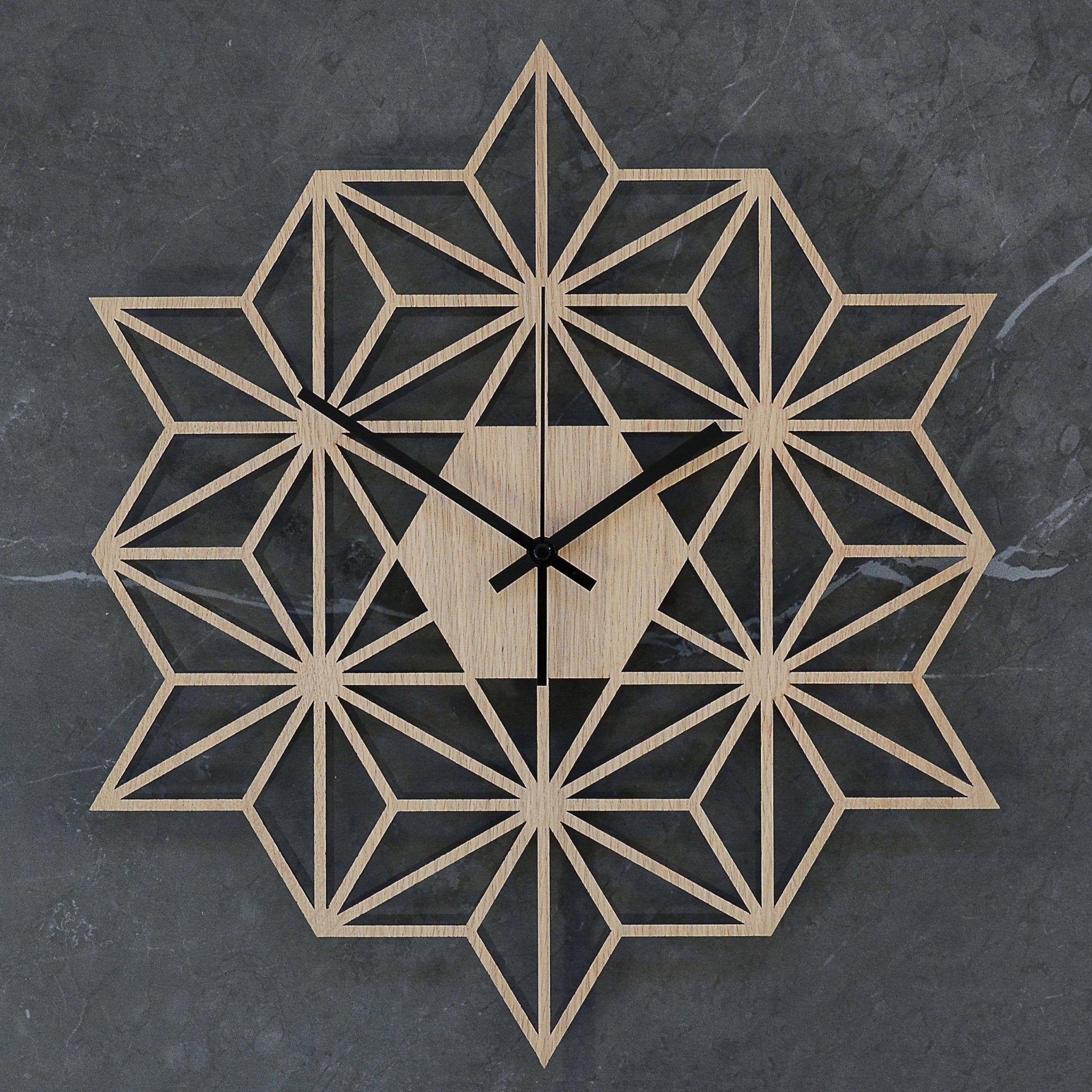 Vægur SNOWFLAKE håndlavet i ægte træ - 43 cm - Urma.dk