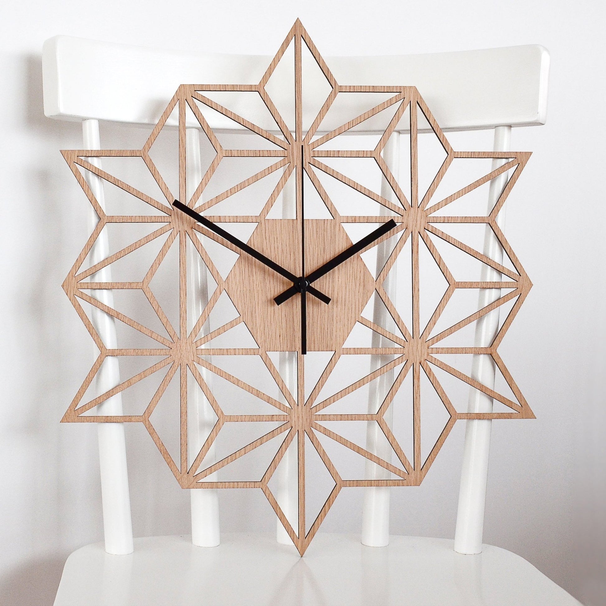 Vægur SNOWFLAKE håndlavet i ægte træ - 43 cm - Urma.dk