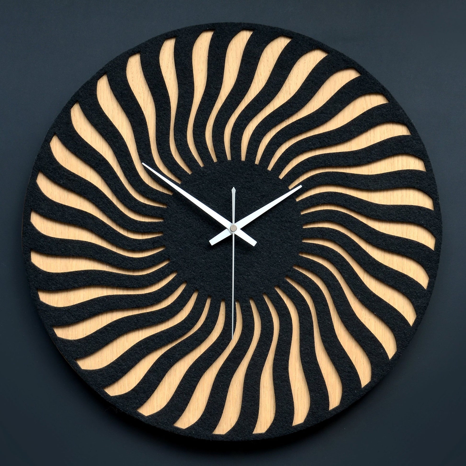 Vægur SUNBURST håndlavet i ægte træ 43 cm - Urma.dk